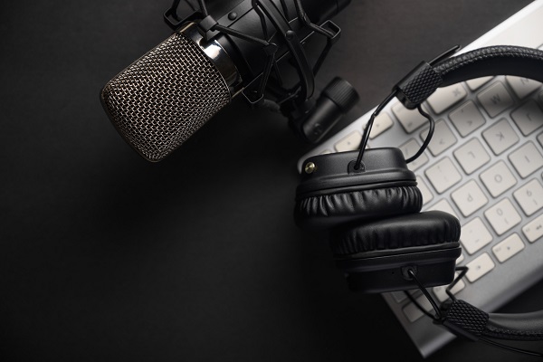 Imagen noticia: PlanEsTIC-UD lanzó la primera temporada del podcast ‘Entre historias y voces’ 