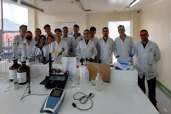 Imagen noticia: Estudiantes visitaron el Laboratorio de Calidad Ambiental del Instituto de Hidrología, Meteorología y Estudios Ambientales – IDEAM. 