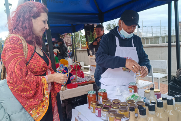 Imagen publicación: Emprendedores reciben apoyo estratégico gracias a la UD y el IPES