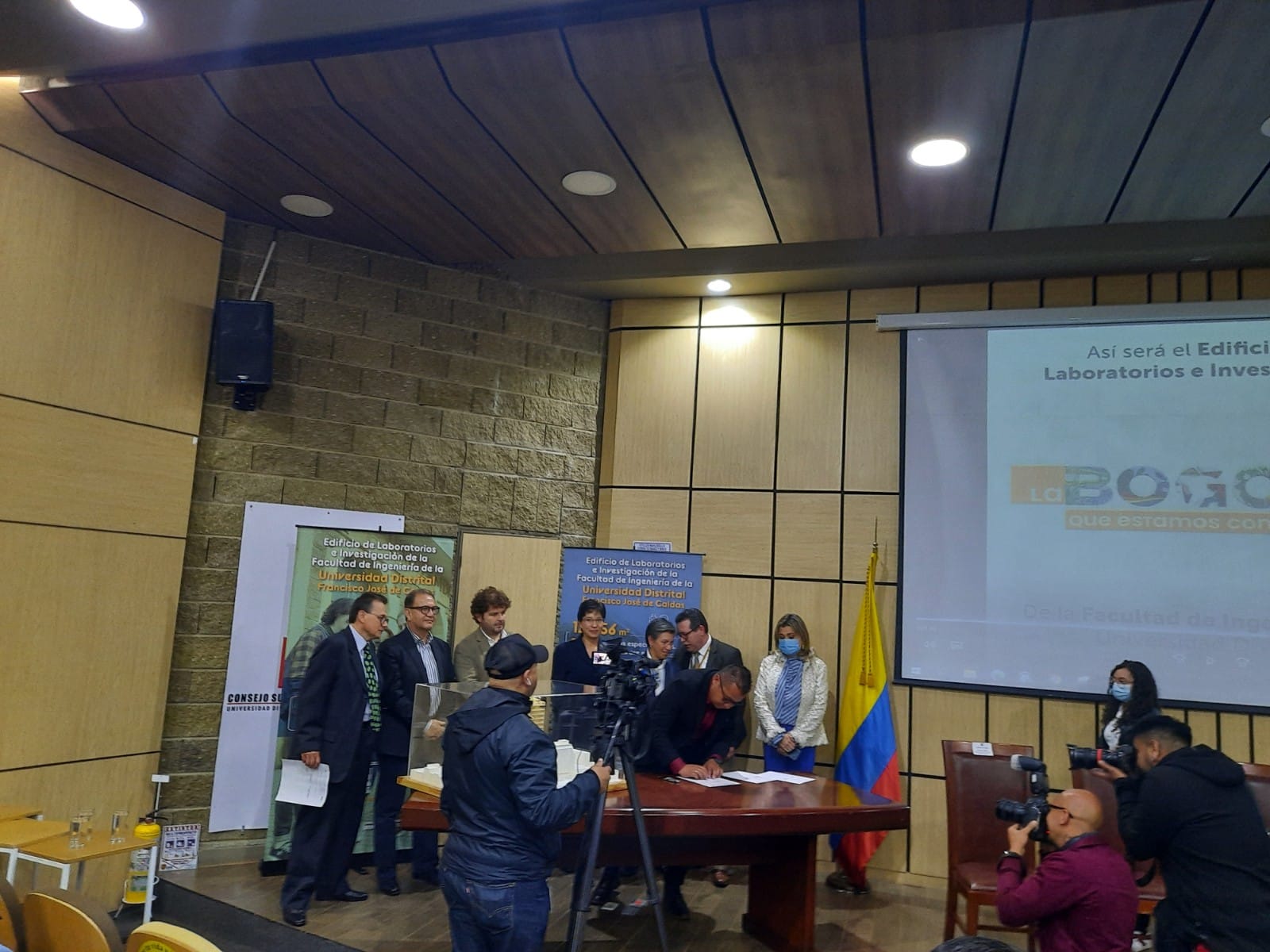 Firma del acta de inicio para la construcción del nuevo edificio de la Facultad de Ingeniería