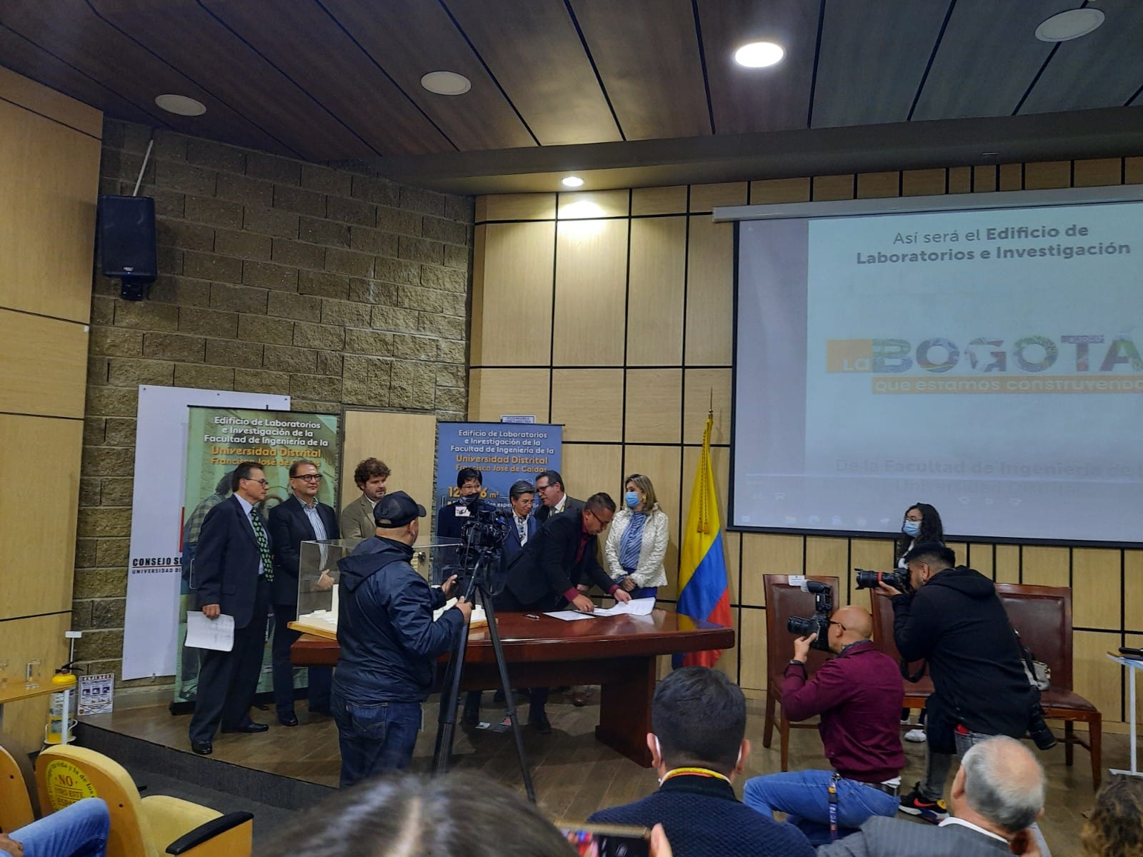 Firma del acta de inicio para la construcción del nuevo edificio de la Facultad de Ingeniería