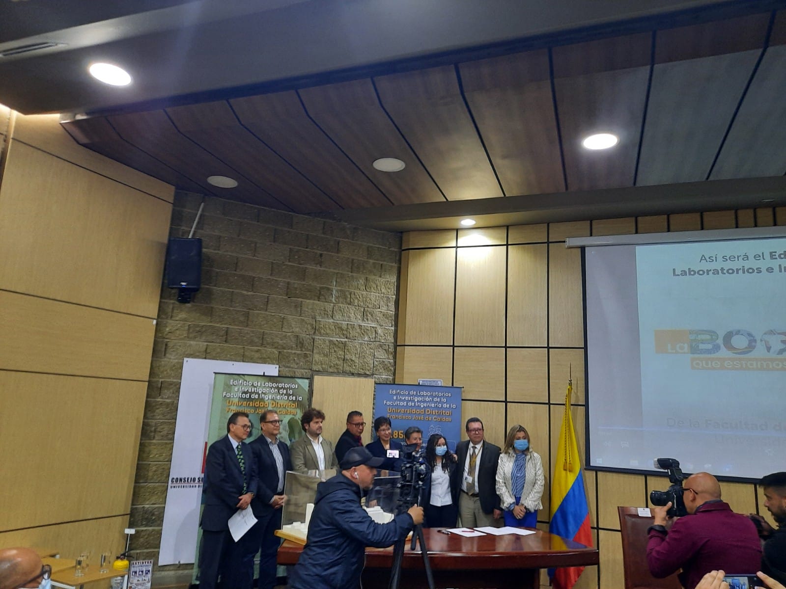 Firma del acta de inicio para la construcción del nuevo edificio de la Facultad de Ingeniería