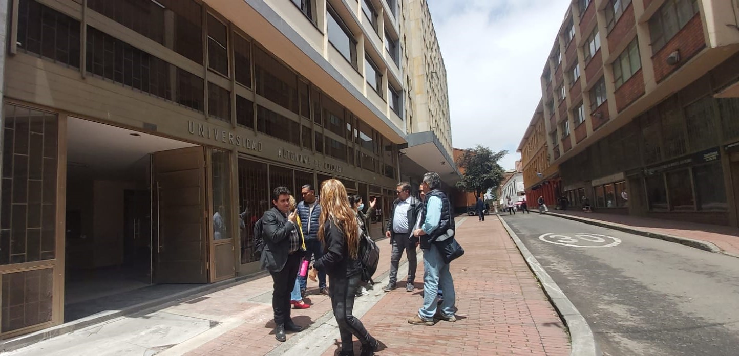 Entrada nueva sede posgrados en el corazón de Bogotá